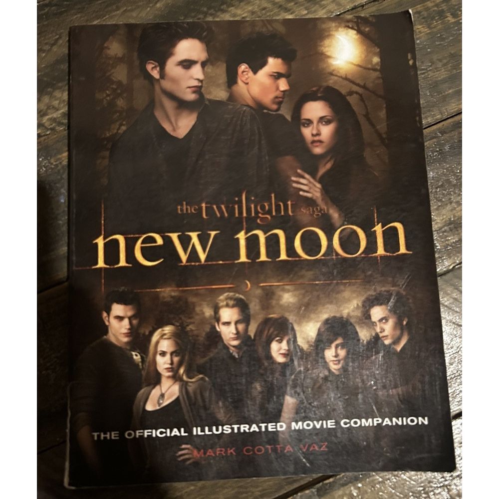 Twilight Saga New‎ Moon The Official Illustrated Movie Companion 2009